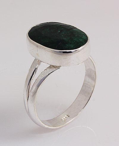 EMERALD BERYL 21.26CTW BEZEL DESIGN SILVER RING: STERLING SILVER OVAL RING WITH 15X11MM APPROX EMERALD BERYL GEMSTONE