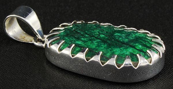 NATURAL EMERALD BERYL 31.18CTW SILVER PENDANT: STERLING SILVER OVAL PENDANT WITH 22X14MM APPROX EMERALD BERYL GEMSTONE