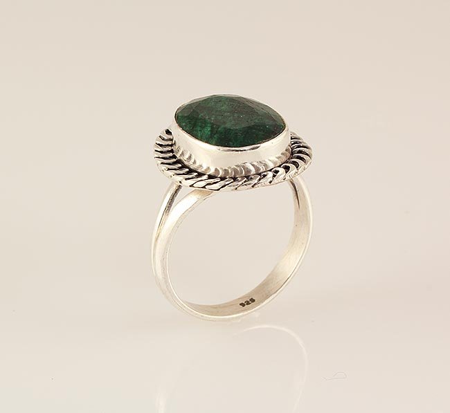 EMERALD BERYL 27.12CTW ANTIQUE LOOKS SILVER RING: STERLING SILVER OVAL RING WITH 14X11MM APPROX EMERALD BERYL GEMSTONE