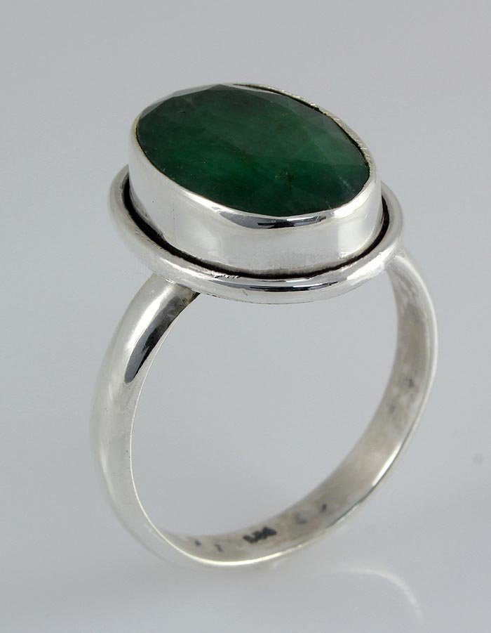 EMERALD BERYL 26.72CTW STERLING SILVER RING: 15X11MM OVAL SHAPE EMERALD BERYL BEZEL TYPE SILVER RING; SIZE 8