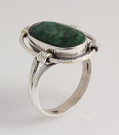 EMERALD BERYL 32.94CTW UNIQUE DESIGN SILVER RING: STERLING SILVER OVAL RING WITH 17X10MM APPROX EMERALD BERYL GEMSTONE