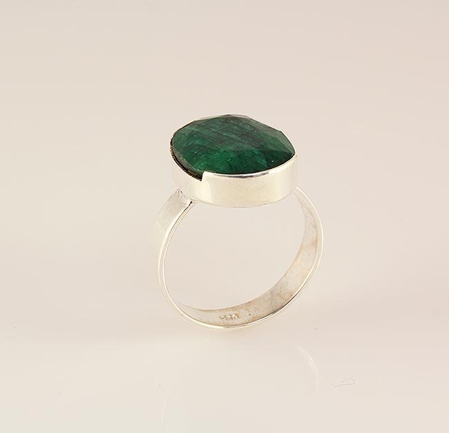 EMERALD BERYL 27.00CTW BEZEL DESIGN SILVER RING: EMERALD BERYL 27.00CTW BEZEL DESIGN SILVER RING **|**|** STERLING SILVER OVAL RING WITH 16X12MM APPROX EMERALD BERYL GEMSTONE ; MSRP: $100
