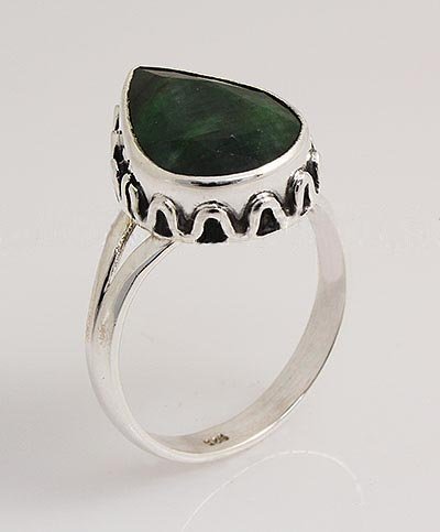EMERALD BERYL 25.90CTW ANTIQUE LOOKS SILVER RING: EMERALD BERYL 25.90CTW ANTIQUE LOOKS SILVER RING **|**|** STERLING SILVER PEAR RING WITH 16X10MM APPROX EMERALD BERYL GEMSTONE ; MSRP: $100