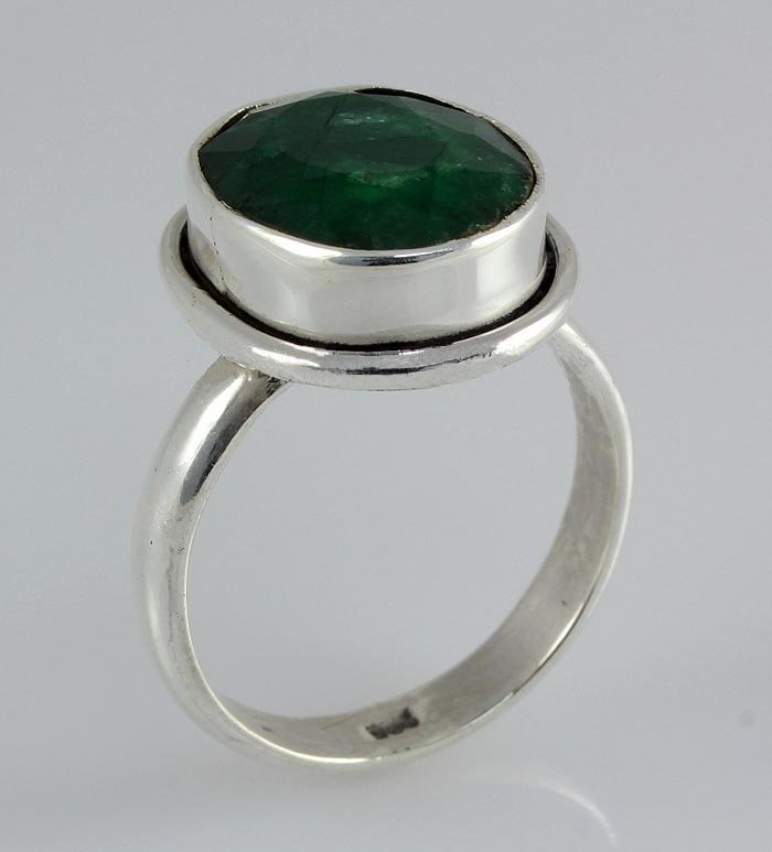 EMERALD BERYL 22.67CTW STERLING SILVER RING: EMERALD BERYL 22.67CTW STERLING SILVER RING **|**|** 13X10MM OVAL SHAPE EMERALD BERYL BEZEL TYPE SILVER RING; SIZE 6 ; MSRP: $100