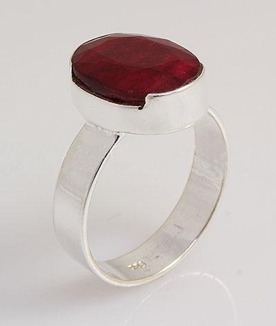 RUBY CORRUNDUM 19.65CTW BEZEL DESIGN SILVER RING: RUBY CORRUNDUM 19.65CTW BEZEL DESIGN SILVER RING **|**|** STERLING OVAL RING WITH 12X9MM APPROX RUBY CORRUNDUM GEMSTONE ;