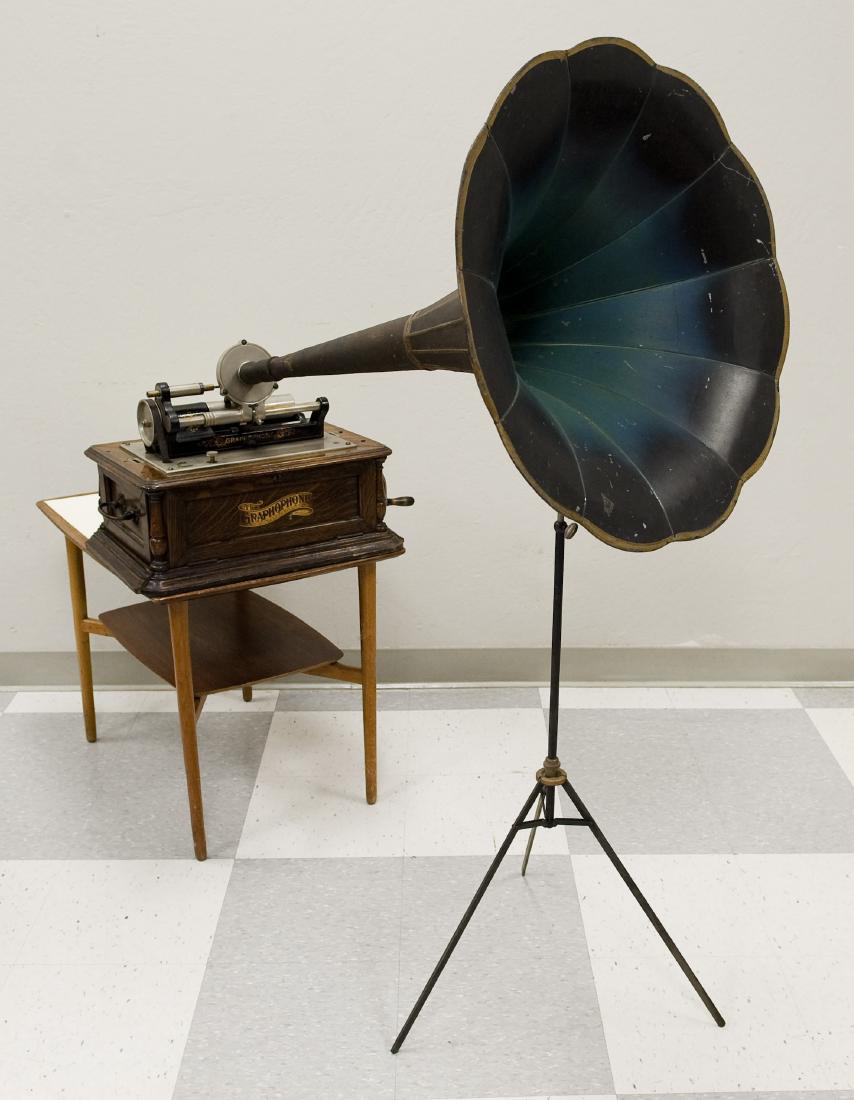 Columbia Model BC Graphophone. (1 of 8)