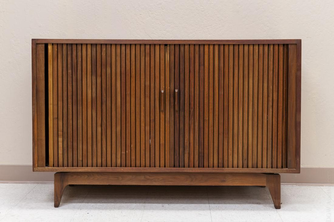 Mid Century Modern Design Walnut Cabinet. (1 of 7)