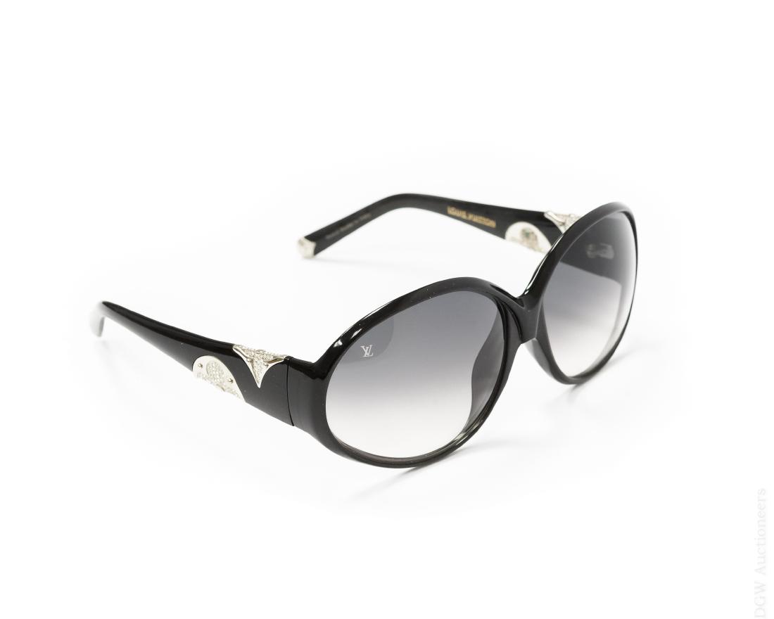 Louis Vuitton Iris PM Sunglasses.: Louis Vuitton Iris PM sunglasses. Black frame with specked glitter. Z0265E, hand made in Italy. LV logo on the lenses. With soft cover and case.