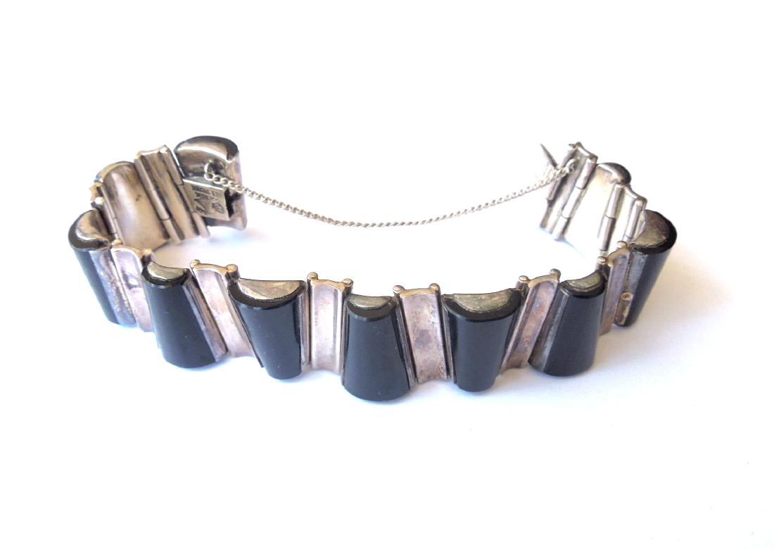 Antonio Pineda Taxco 970 Sterling Silver and Onyx: Antonio Pineda Taxco 970 sterling silver with onyx set links bracelet. Marked: Hecho en Mexico 970, with Taxco crown and 58 hallmark. Total weight: 2.58 troy ounces.