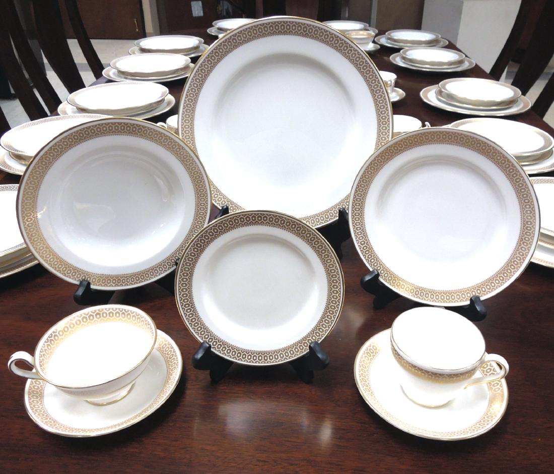 Spode Golden Honeycomb Porcelain Dinner Service.: Spode Golden Honeycomb porcelain dinner service, 94 pieces.