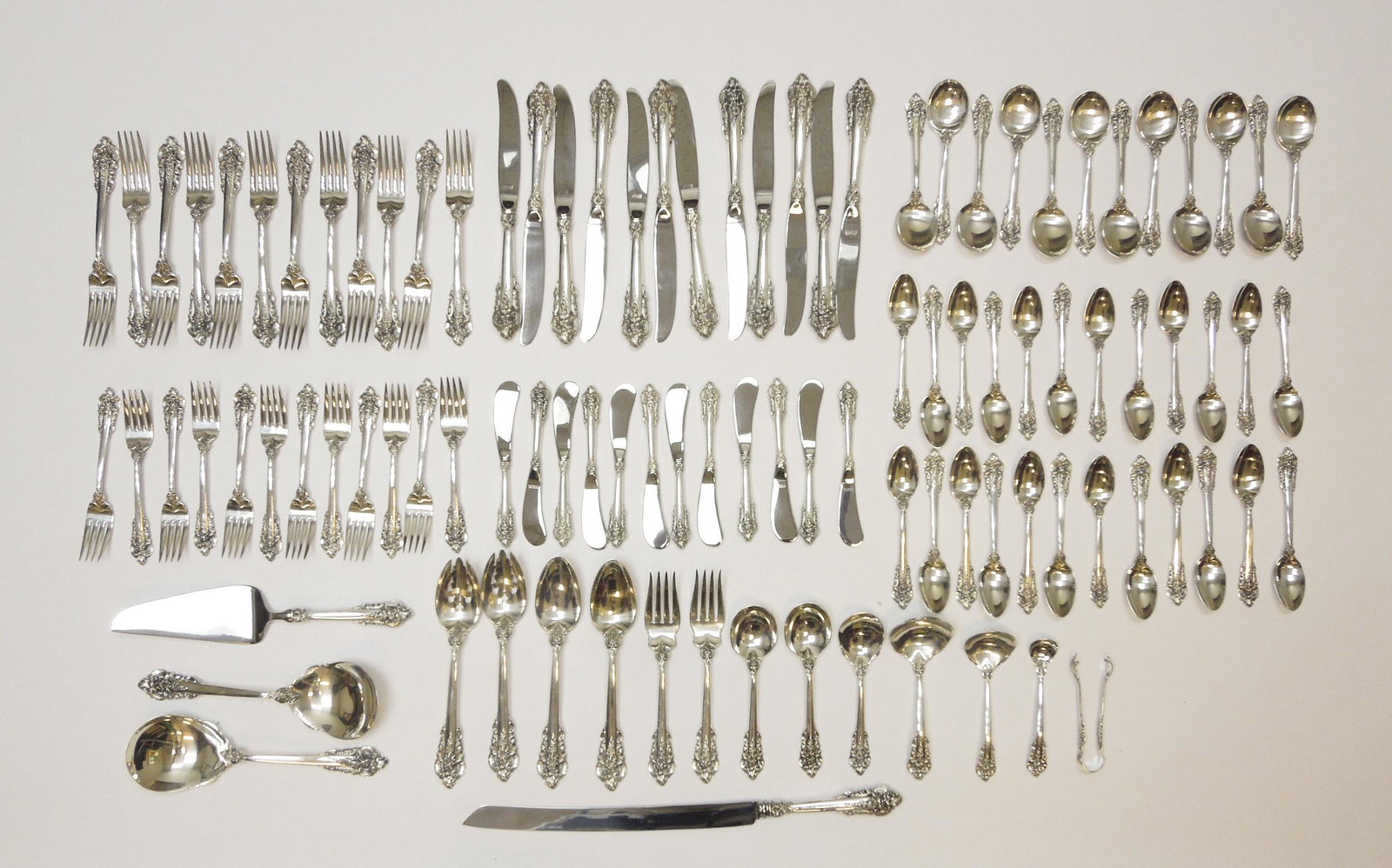 Wallace Grande Baroque Sterling Silver Flatware.: Wallace Grande Baroque Sterling Silver flatware service, 101 pieces, with casket. (129.9 troy oz excluding dinner & butter knives and cake slice).
