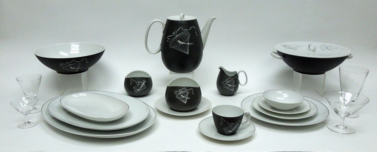 Haviland Papageno Porcelain Dinner Service & Glassware.: Johann Haviland "Papageno" porcelain dinner service and glassware set. 156 pieces. (Dinner service: 106 pieces, Glassware: 50 pieces).