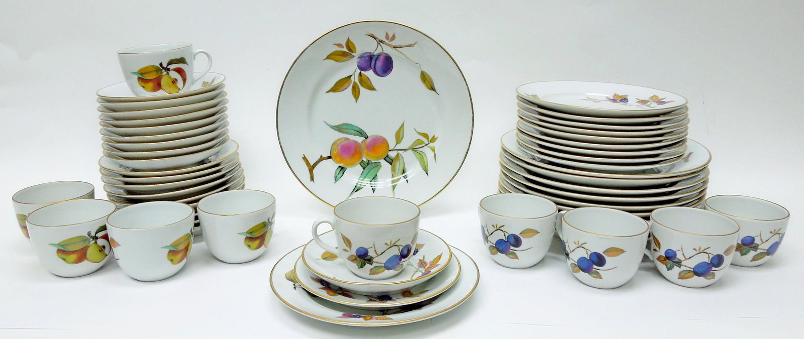 Royal Worcester "Evesham" Porcelain Dinner Service.: Royal Worcester Evesham porcelain dinner service. Service for 10. (47 pieces total).