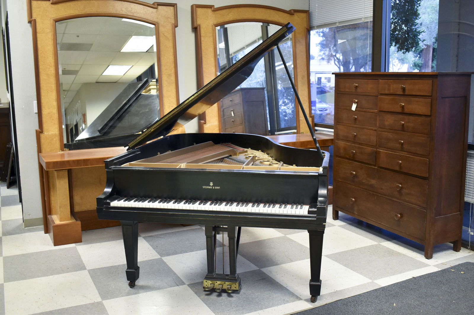1929 Steinway Model L Grand Piano.: 1929 Steinway Model L Grand Piano. Serial no. 266180. (5' 10 1/2" long). Ebony finish.