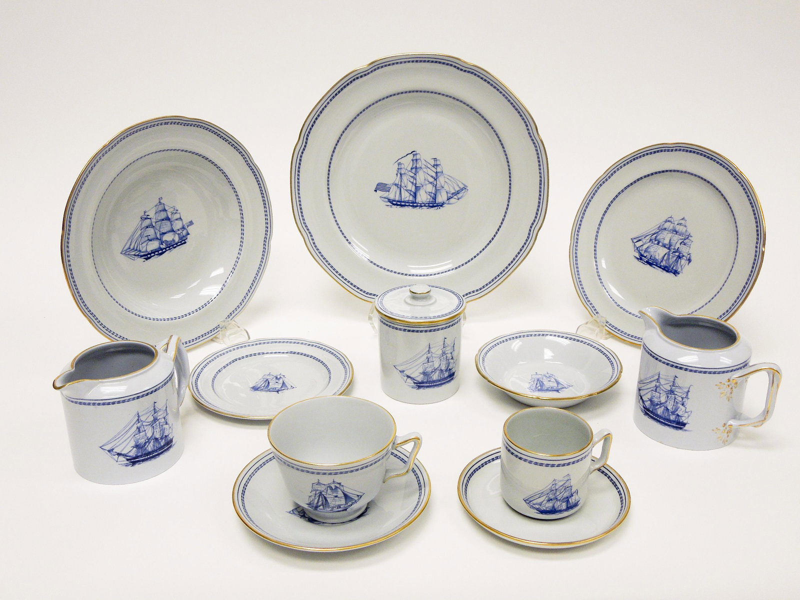 Spode Trade Winds Blue W146 Dinner Service.: Spode Trade Winds Blue W146 porcelain dinner service, 110 pieces. 17 Dinner plates, 19 salad plates, 7 large soup bowls, 11 dessert plates, 11 small bowls, 16 teacups, 10 saucers, 5 coffee cups, 5 sau