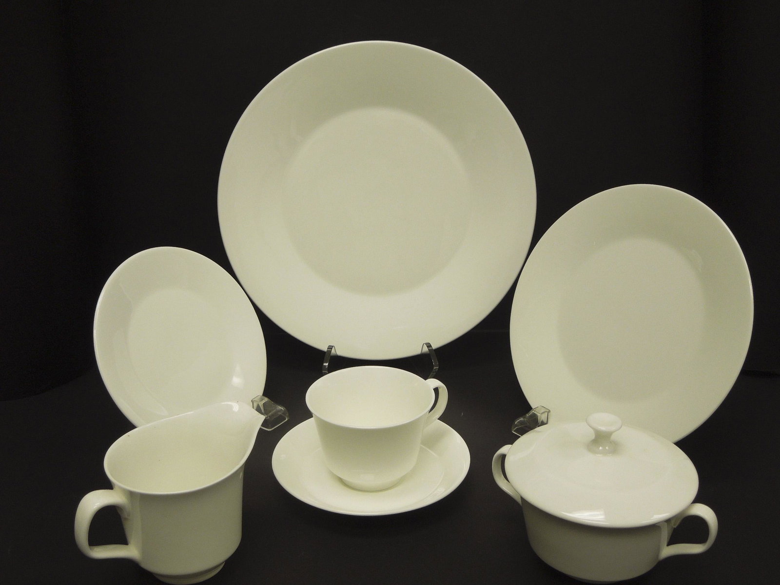 Minton White Monarch Porcelain Dinner Service.: Minton White Monarch porcelain dinner service, 57 pieces. 5-pc place setting for 9 with 3 additional dinner plates, 4 cups and 3 saucers.