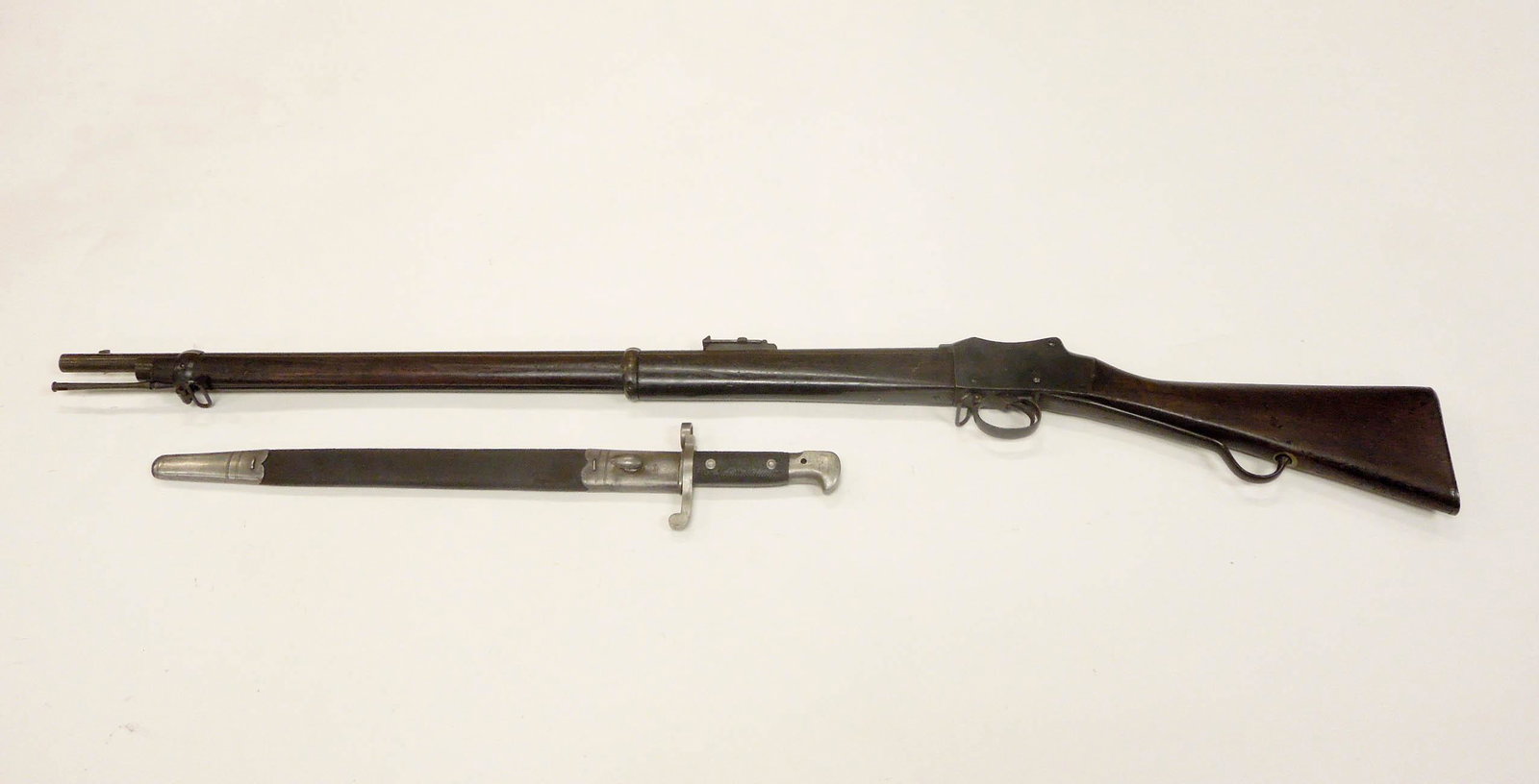 Antique Martini Henry MK IV 1887 Enfield Rifle.: Antique Martini Henry MK IV Enfield rifle with a bayonet. Breech loading single shot rifle in 577/.450 caliber, 33 inch barrel. Proof marks throughout, cartouches on stock. Receiver marked V.R. ENFIEL