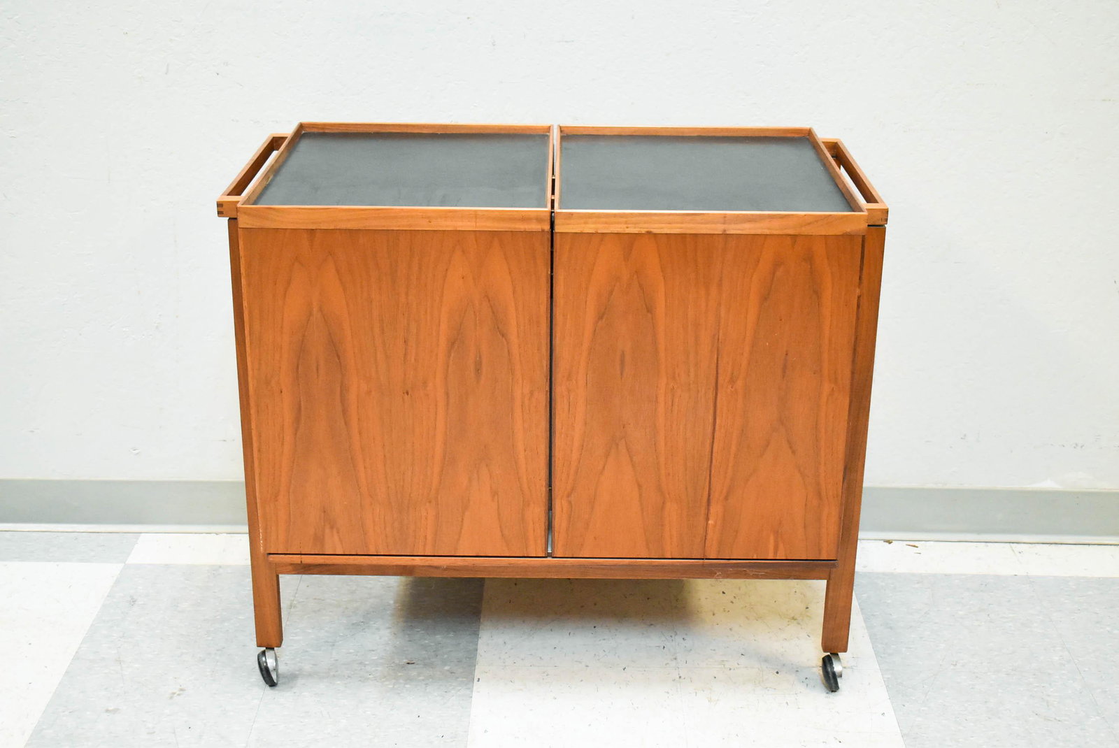 Mid 20th C. Modern Teak Bar Cart.: Mid 20th C. modern teak bar cart with retractable sides. (34 1/2" L, 19 3/4" W, 29" H when closed).