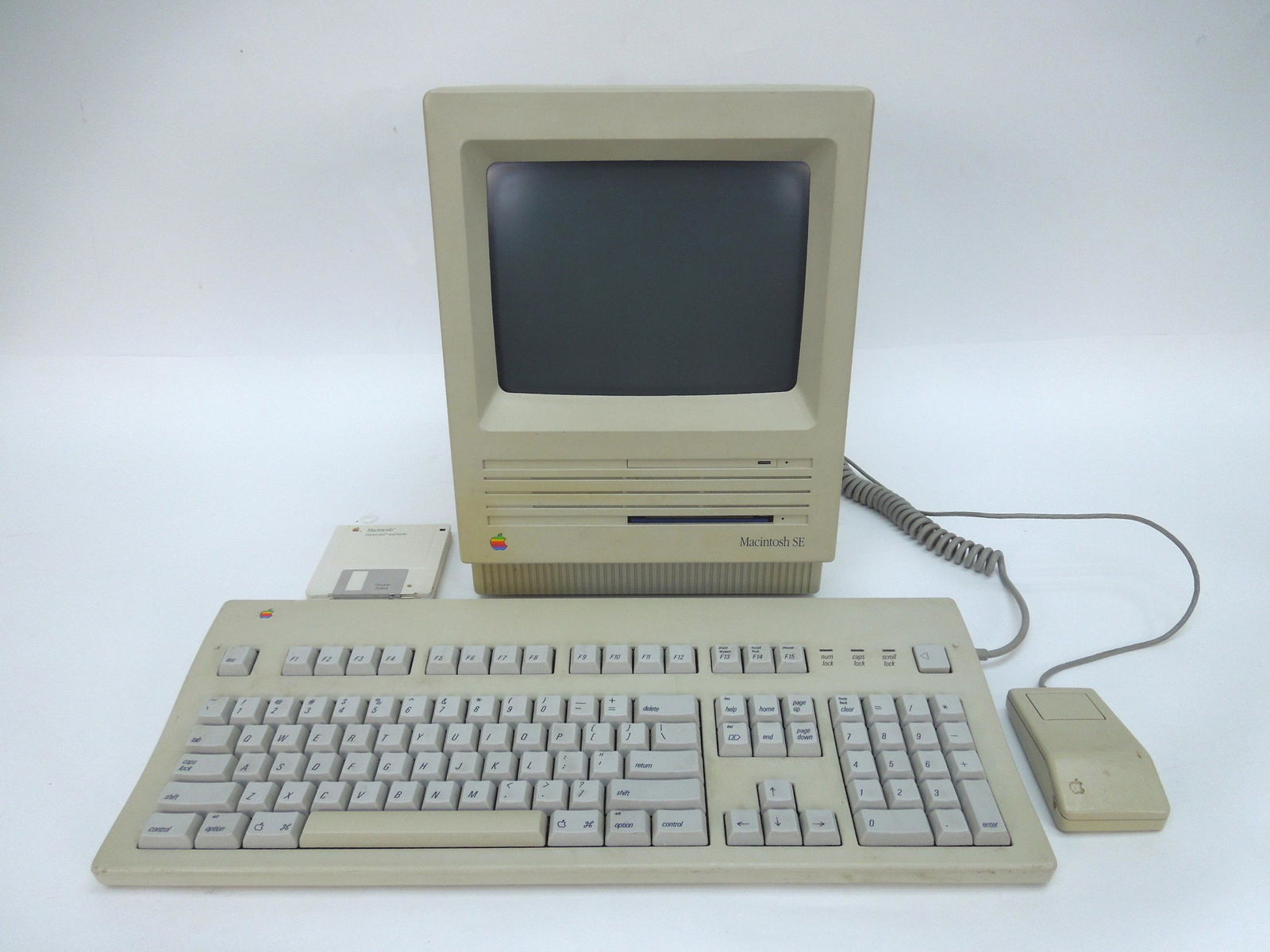 Apple MacIntosh SE Computer. (1 of 3)