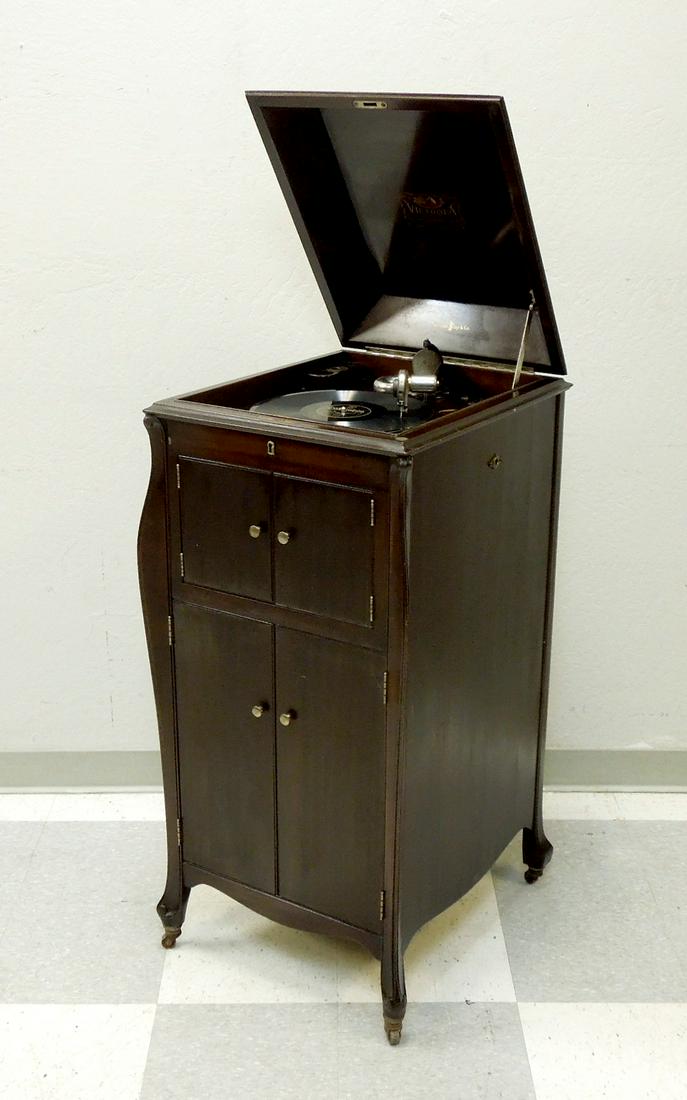 Victor Victrola Model VV-XI Floor Model. (1 of 11)