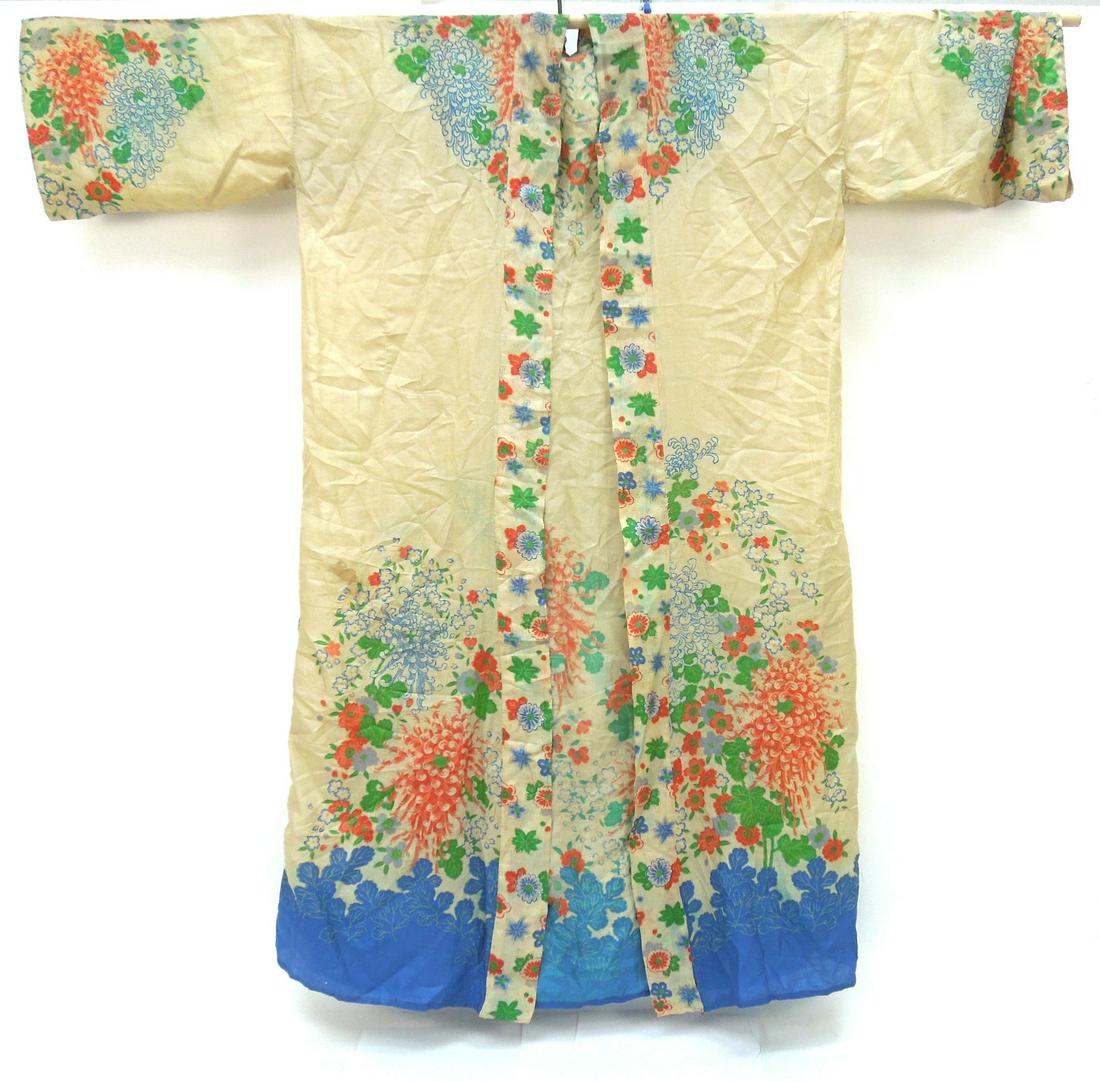 Oriental Embroidered Silk Robe. (1 of 5)