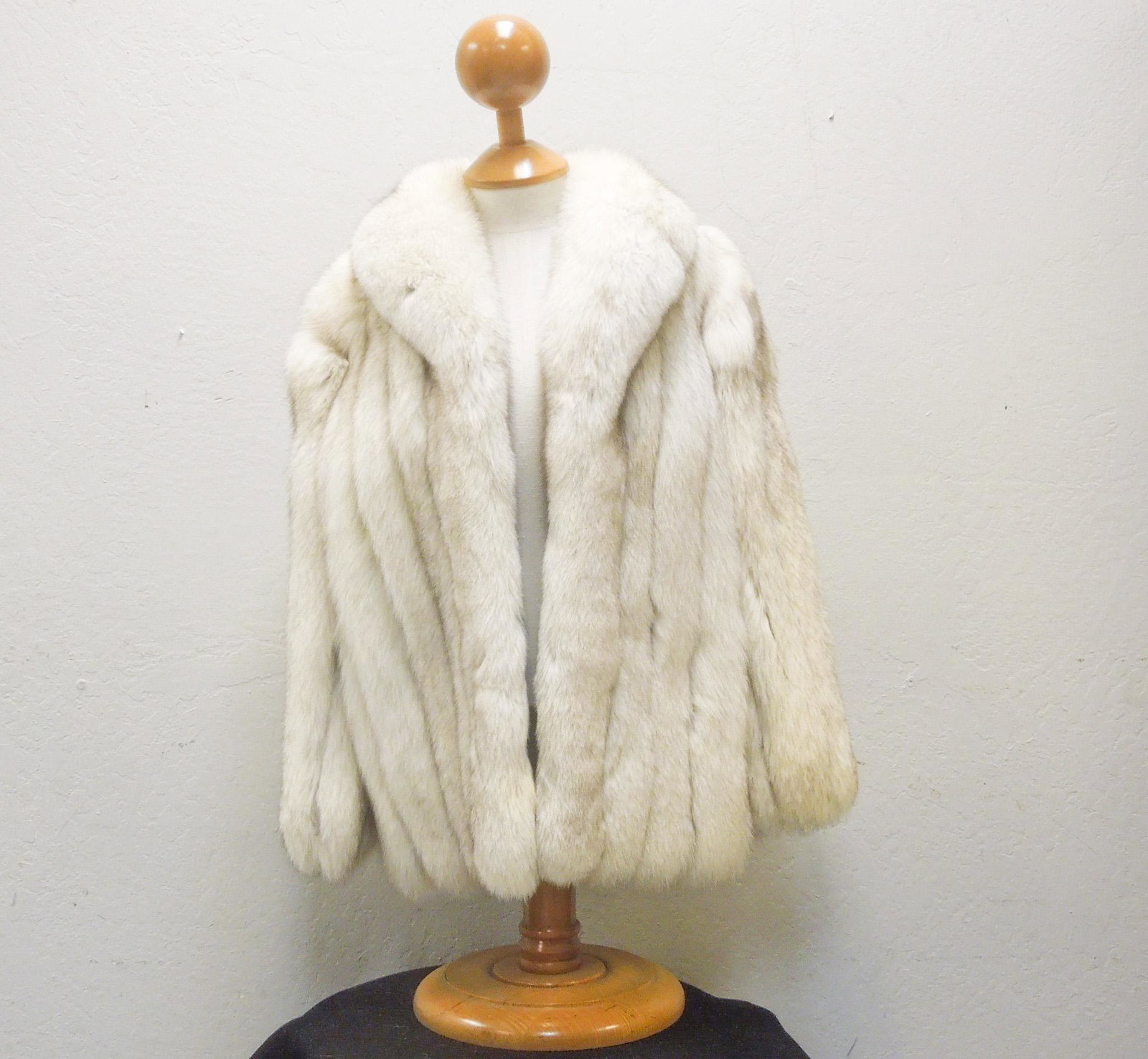 Ladies' Waist Length Fox Fur Jacket.: Ladies' waist length fox fur jacket. Saga Fox label. 46" waist.