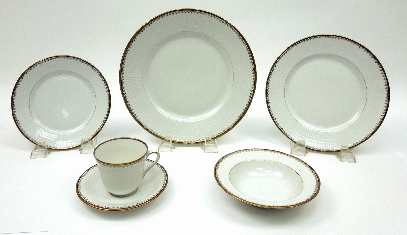 Rorstrand Sweden "Kardinal" Dinner Service.: Rorstrand Sweden "Kardinal" dinner service, 42 pieces (6-piece place settings for 7).