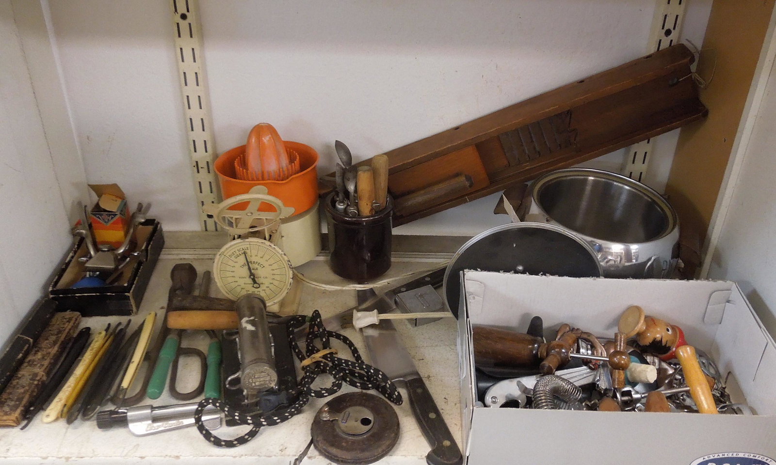 Group of Vintage Collectibles.: Group of vintage collectibles incl. straight razors, kitchenware.