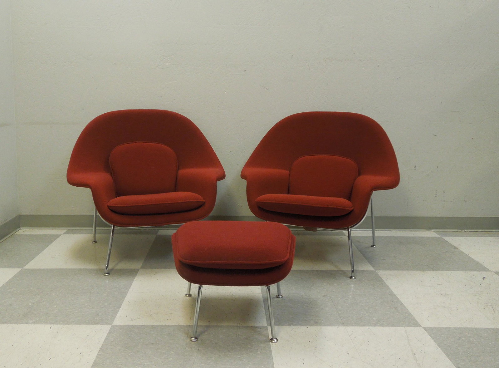 Pair of Saarinen Knoll Womb Chairs and Ottoman.: Pair of Eero Saarinen Knoll medium Womb chairs and an Eero Saarinen Knoll medium ottoman. Polished chrome, Knoll textiles "Spencer"/ Brick upholstery. Chairs model 70LM, ottoman model 74YM. 34" W, 30"