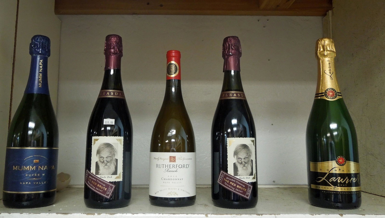 (5) Bottles of Wine and Sparkling Wine.: (2) Bottles of Sparkling Wine, (2) Bottles of Sparking Shiraz and a bottle of chardonnay.