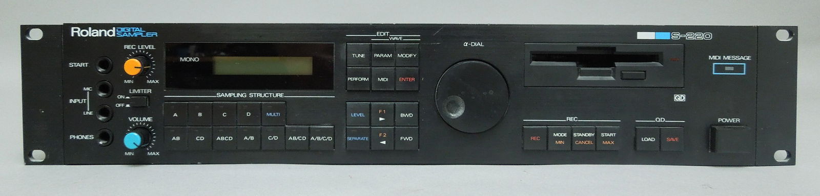 Roland S-220 Digital Sampler. (1 of 3)