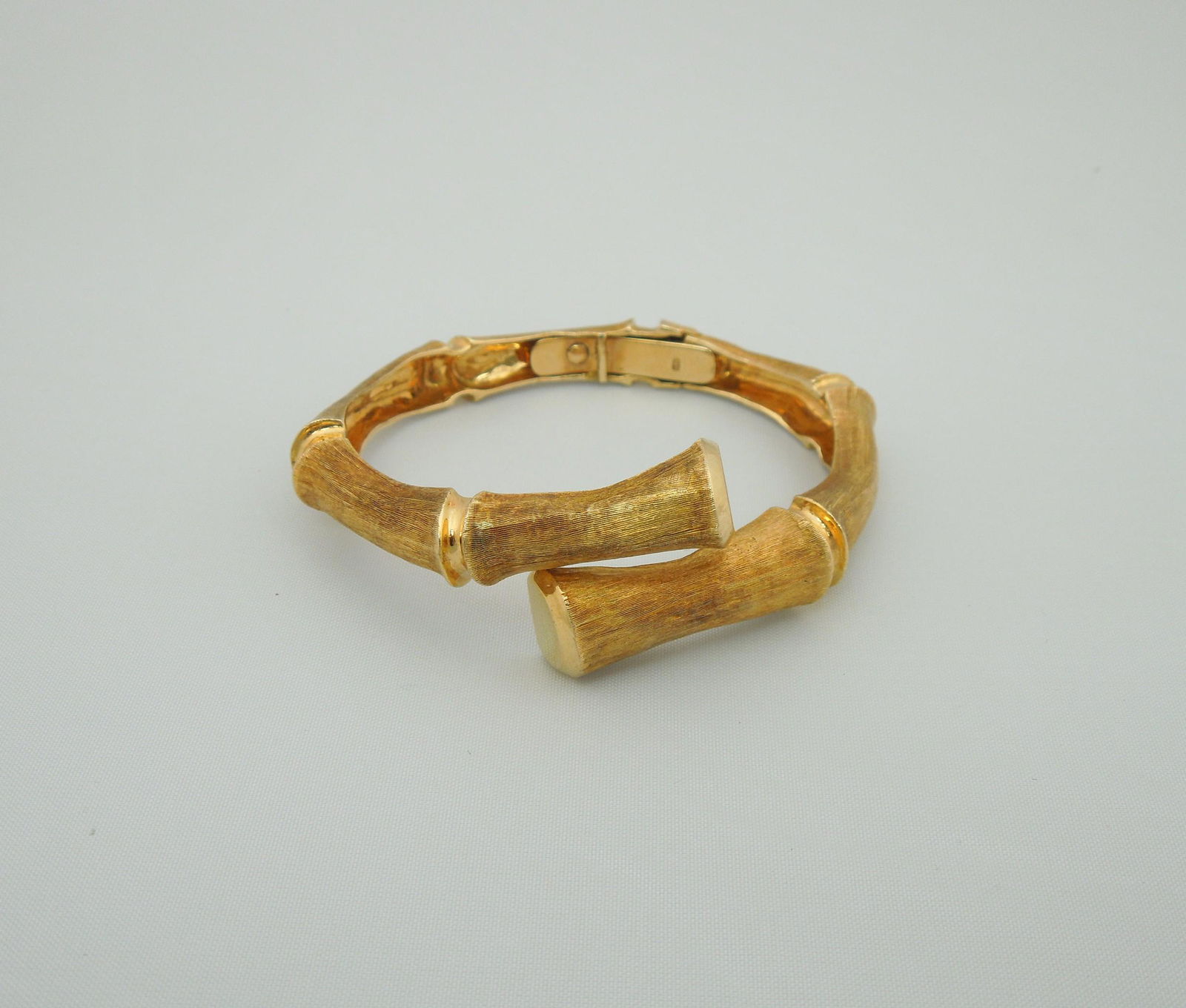 14K Yellow Gold Bangle Bracelet. (1 of 5)