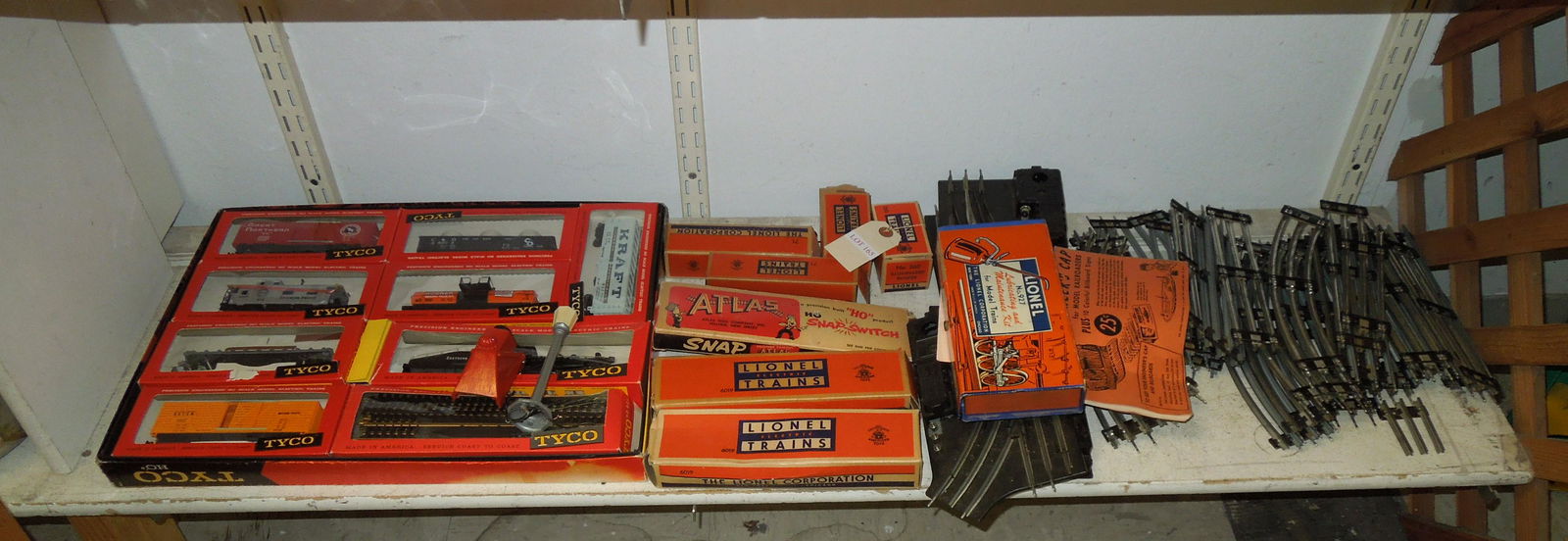 Group of Lionel Train Accessories & Tyco 1615 Set. (1 of 4)