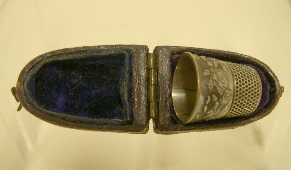 Vintage Silver Thimble in Leather Case Rankin Dublin: Vintage silver thimble, no apparent hallmark, chased floral decoration and number "10", in a hinged leather carrying case, with stamped gilt letters "Rankin Nassau St. Dublin", velvet lined interior a