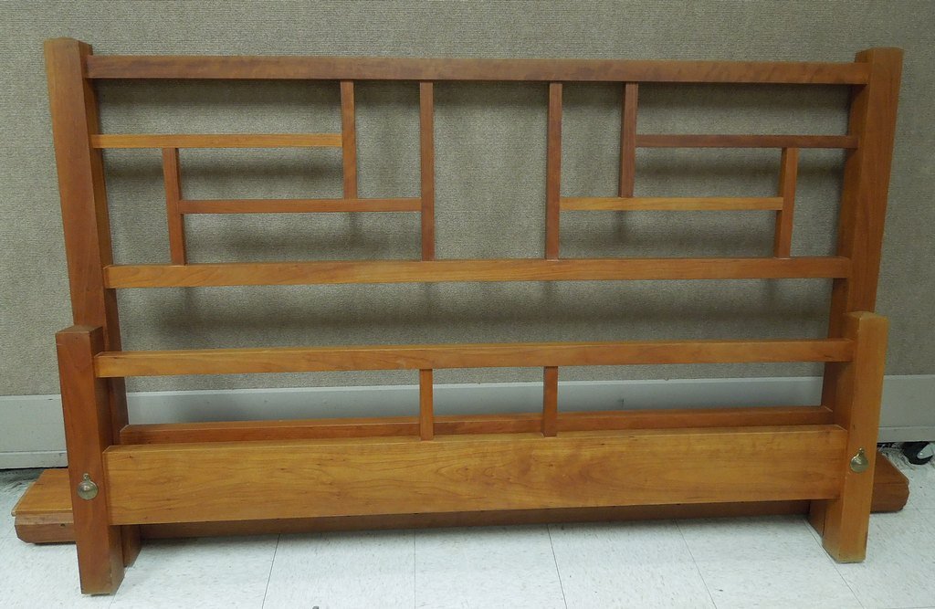 Thomas Moser New Century China Bed. Queen Size: Thomas Moser New Century China Bed. Queen Size comprising headboard, footboard and side rails.