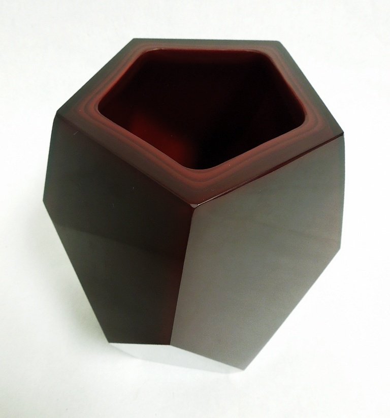 Robert Kuo faceted art glass vase.: Robert Kuo geometric red glass vase. Faceted sides and a pentagon rim. Signed R. Kuo. Approx. 9.5" tall, 6.5" at the rim.