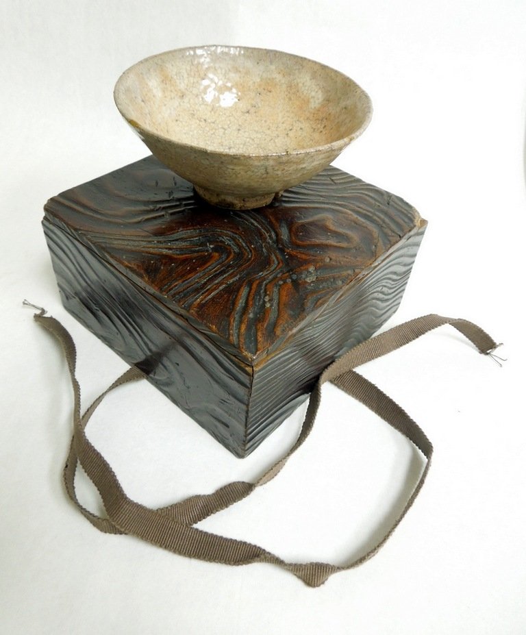 Shino Pottery Cha wan: Shino Pottery chawan (tea bowl) in burled kiyaki wood box. Edo Period
