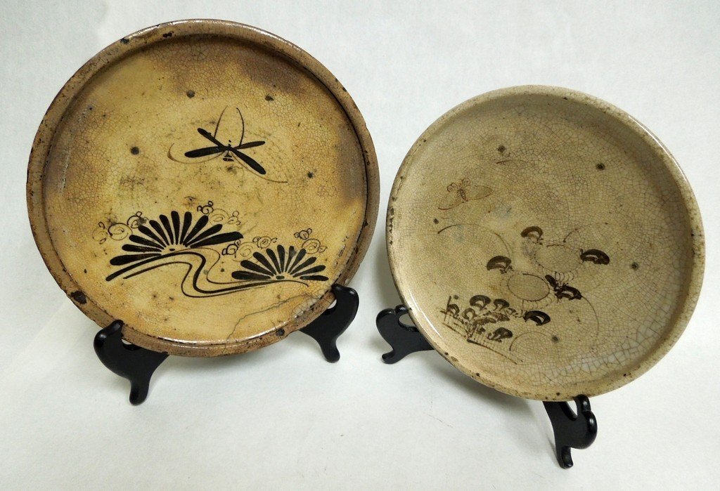 2 Japanese Pottery Plates: 2 Japanese pottery plates, with stylized bird design. Late Edo period. Diameters: 8 1/2 and 9 1/4 inches.
