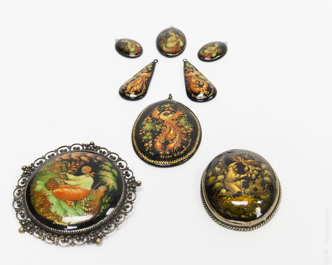 Russian Palekh Lacquer Jewelry. (1 of 10)
