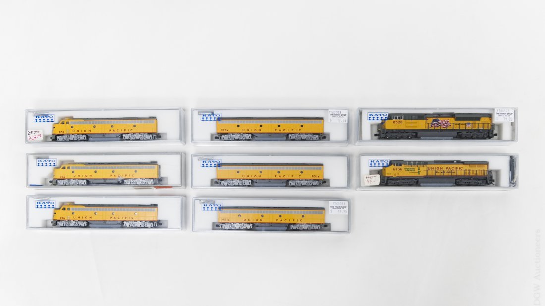 (8) Kato Union Pacific Locomotive Carriages. (1 of 5)