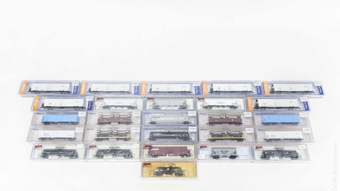 Group of 26 'N' Scale Model Train Carriages. (1 of 4)