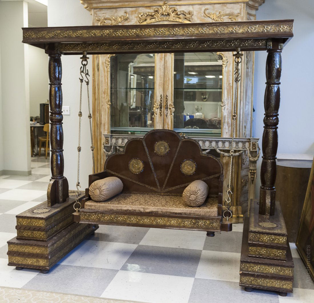 Custom Built Large Jhoola. (1 of 8)