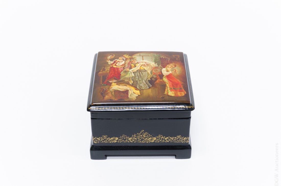 Fedoskino Russian Lacquer Box. (1 of 10)