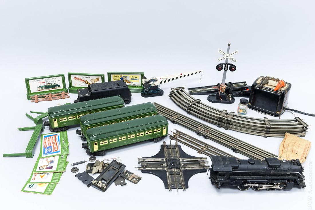 Group of Lionel Train Cars & Accessories. (1 of 6)