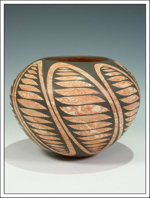 Mata Ortiz Hand Coiled Pottery: by Edgar Hoyes. 4" Tall , 5" Wide