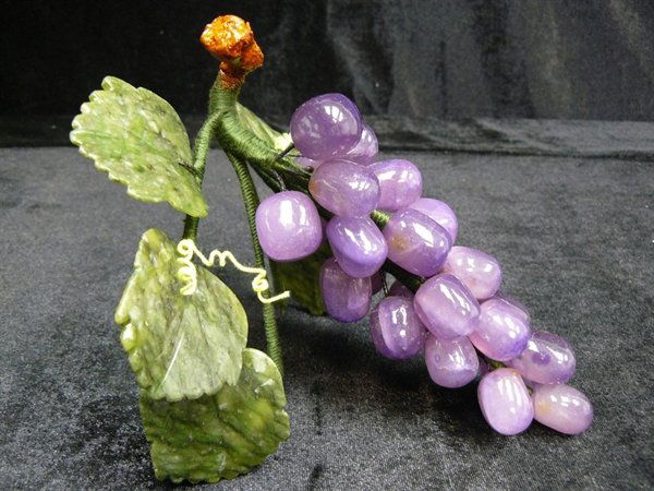 LAVENDER JADE GRAPES BUNCH: LAVENDER JADE GRAPES BUNCH - This Grape Bunch Is Made Of Lavender Jade. The Leaves Are Made Of Taiwan Jade, Dark Green. The Branches Can Be Bent Over, So You Can Adjust It The Way You Like. - Size: Lo