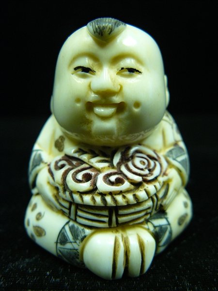ANTIQUE BONE JAPANESE NETSUKE: ANTIQUE BONE JAPANESE NETSUKE - This Is Japanese Netsuke. All Hand Carved From Real Bone. Hand Painted With Signature On The Bottom. There Are 2 Holes On The Back, Which Is Used For Hanging. Very Deta