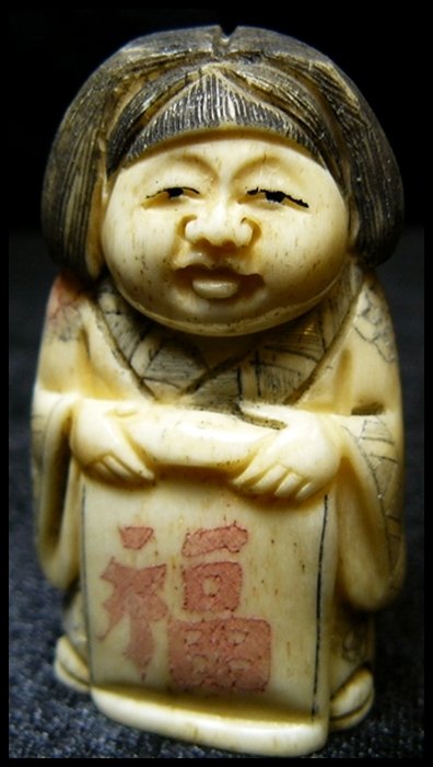 2" ANTIQUE BONE JAPANESE NETSUKE: 2" Antique Bone Japanese Netsuke - This Is Japanese Netsuke. All Hand Carved From Real Bone. Hand Painted With Signature On The Bottom. There Are 2 Holes On The Back, Which Is Used For Hanging. Very D