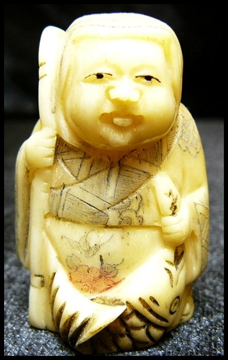 2" ANTIQUE BONE JAPANESE NETSUKE: 2" Antique Bone Japanese Netsuke - This Is Japanese Netsuke. All Hand Carved From Real Bone. Hand Painted With Signature On The Bottom. There Are 2 Holes On The Back, Which Is Used For Hanging. Very D