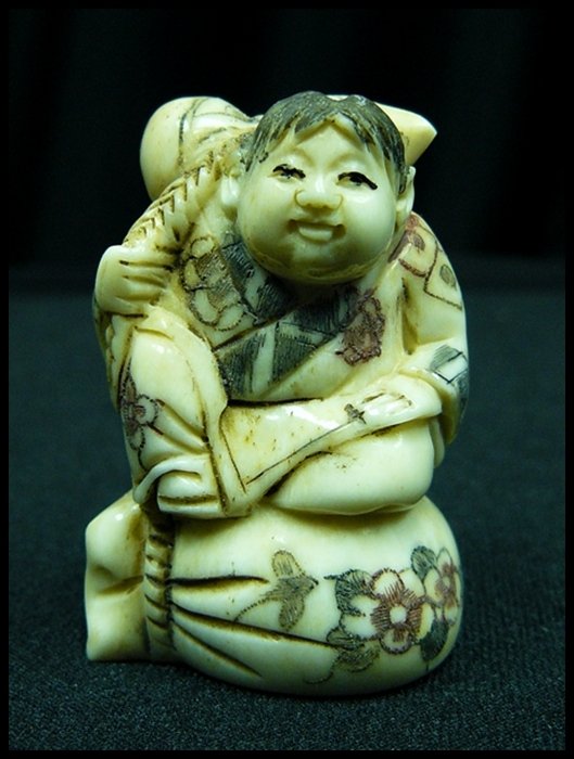 2" ANTIQUE BONE JAPANESE NETSUKE: 2" Antique Bone Japanese Netsuke - This Is Japanese Netsuke. All Hand Carved From Real Bone. Hand Painted With Signature On The Bottom. There Are 2 Holes On The Back, Which Is Used For Hanging. Very D